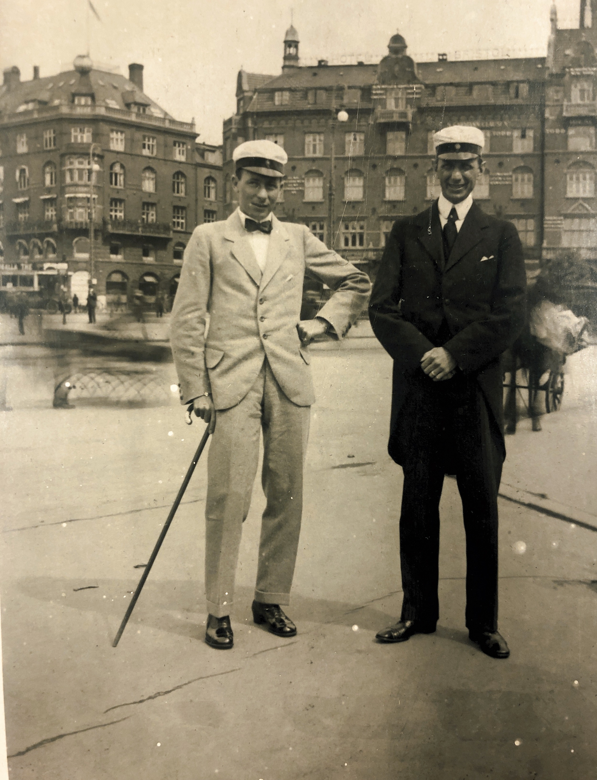 Philip Voss och Edwin Winne på Rådhuspladsen framför Hotel Bristol. Hotellet som 1917 stängdes efter konkurs på grund av en brand.
