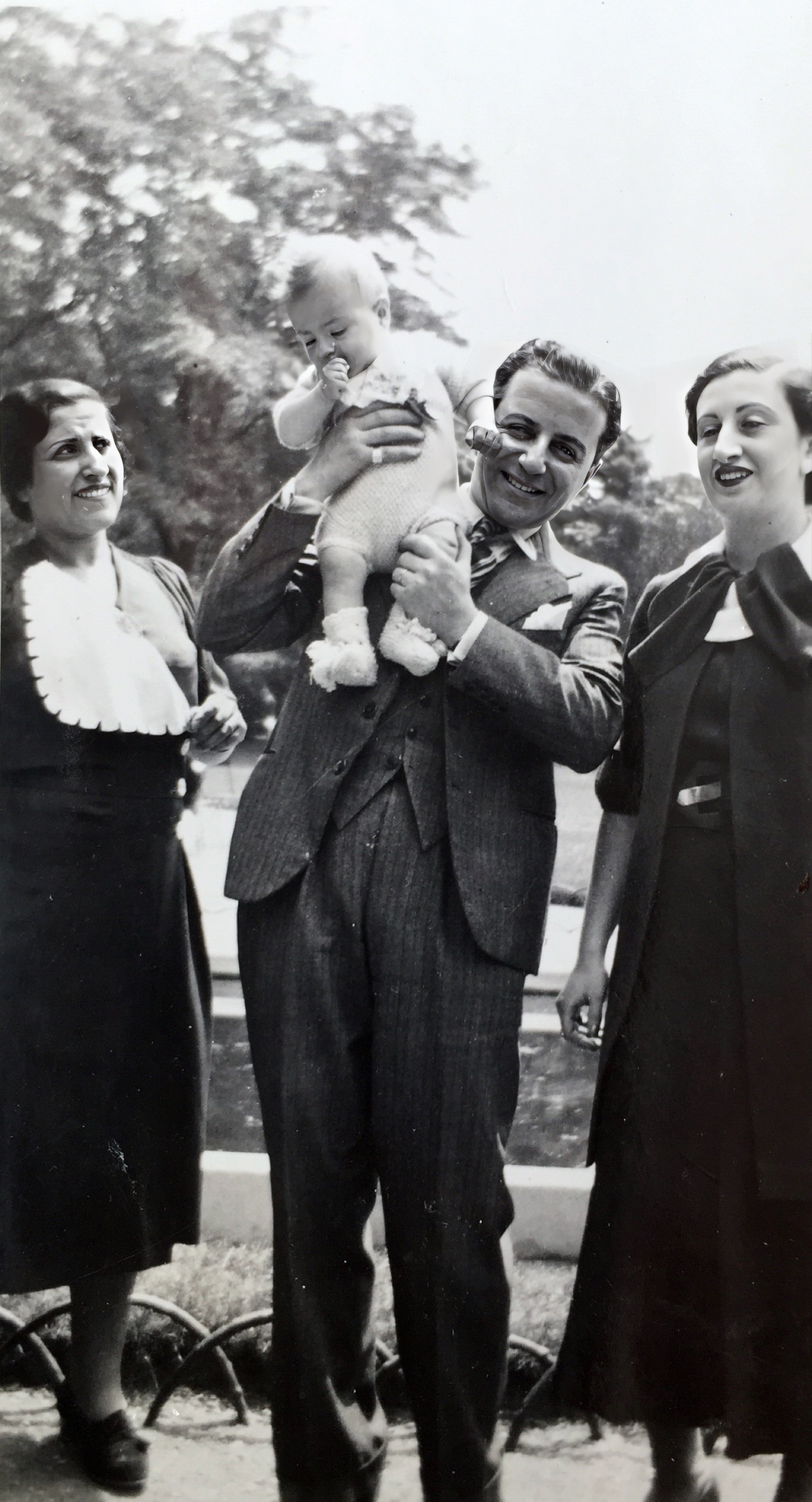 Photo qui a dû être prise en 1936. De gauche à droite: Perla, Claude dans les bras de Maurice, son oncle et frère de Perla et Ginette (Regine) sa femme.